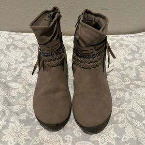 Cute Girls Short Heel Boots  Size 3